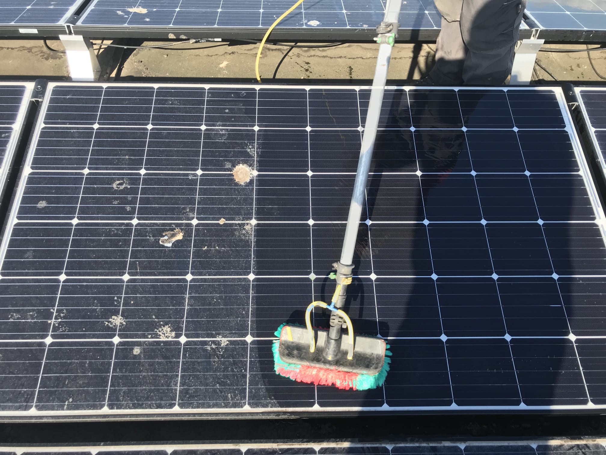 Zonnepanelen worden streeploos gereinigd op een dak